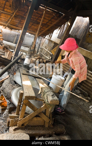 Close up portrait of vertical d'une femme cambodgienne faire riz nouilles, kh'teaw, dans un environnement de base. Banque D'Images