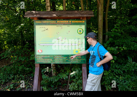 La lecture de tourisme de schémas ou plan d'Hitler's Bunker. La Pologne centrale Konewka Banque D'Images