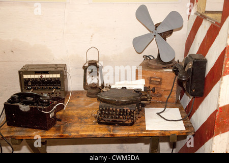 Communications table dans Hitler's Bunker avec mur et téléphones de campagne switchboard et machine à écrire. La Pologne centrale Konewka Banque D'Images