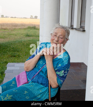 Personnes âgées amusé grand-mère ayant un moment heureux sur son porche dans le pays 86 ans. Zawady Centre de la Pologne Banque D'Images