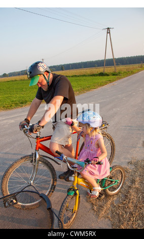 Père et fille la bicyclette sur les routes de campagne, 37 ans et 4. Zawady Centre de la Pologne Banque D'Images