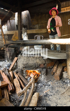 Close up portrait of vertical d'une femme cambodgienne faire riz nouilles, kh'teaw, dans un environnement de base. Banque D'Images