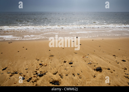 Low angle view de vagues se brisant sur le rivage sur une plage de sable fin Banque D'Images