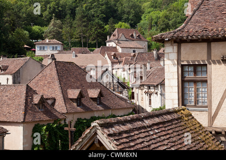 Une vue du village de Saint-Cirq-Lapopie, France. Le village est un est membre de l'Les Plus Beaux Villages de France. Banque D'Images