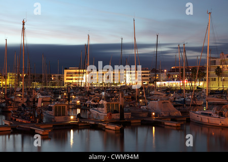 Bateaux dans le port de plaisance de Lagos au crépuscule. Algarve Portugal Banque D'Images