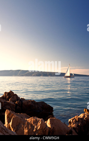 Voilier en face de l'île de Krk, Croatie, Europe Banque D'Images