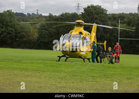 Un avion de la North West Air Ambulance rendez-vous avec une ambulance Banque D'Images