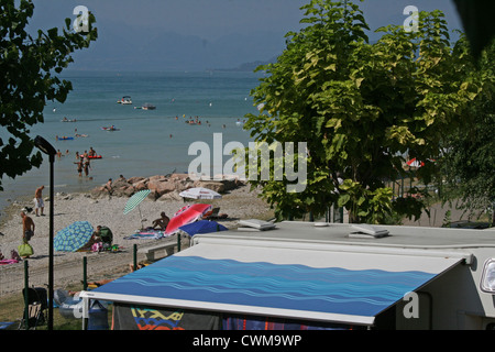 Caravane garée à côté de la plage du lac de Garde, le Camping Lido, Pacengo, Italie, par une chaude journée d'été en Août Banque D'Images