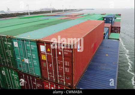 Conteneurs empilés sur le pont du navire, Port de Rotterdam Banque D'Images