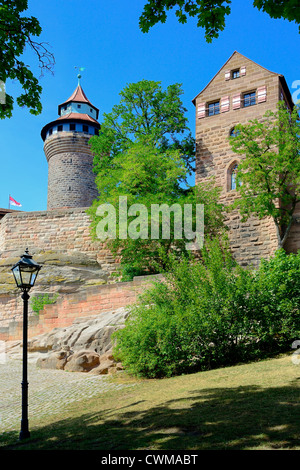 Château de Nuremberg avec tour, bâtiment et lampe de rue Banque D'Images