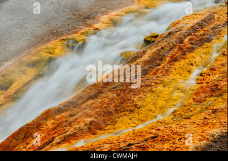 Sortie d'Excelsior Geyser dans le Midway Geyser Basin, Parc National de Yellowstone, Wyoming, USA Banque D'Images