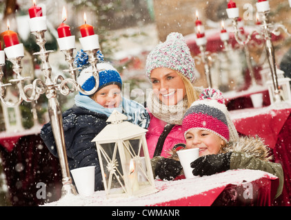 Autriche, Salzbourg, la mère avec les enfants lors de marché de noël, smiling Banque D'Images