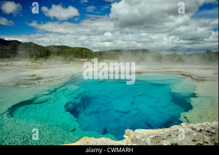 Piscine saphir, Biscuit Geyser Basin, Parc National de Yellowstone, Wyoming, USA Banque D'Images