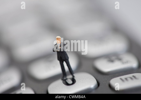 Debout Figurine sur clavier Banque D'Images