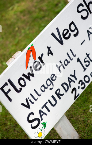 Village anglais, Fleur d'été et légumes show sign Banque D'Images