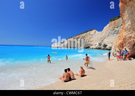 Les gens de se détendre à la plage de Porto Katsiki sur l'île de Lefkada, Grèce en août 2012 Banque D'Images