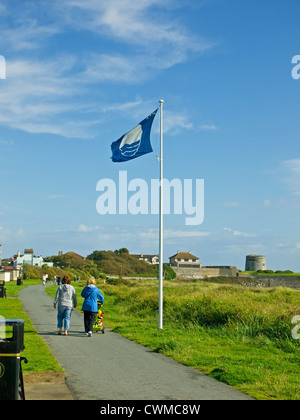 Le drapeau bleu de l'UE, symbole de bonne qualité des eaux de baignade, battant sur la promenade de Skerries South Beach, comté de Dublin, Irlande Banque D'Images