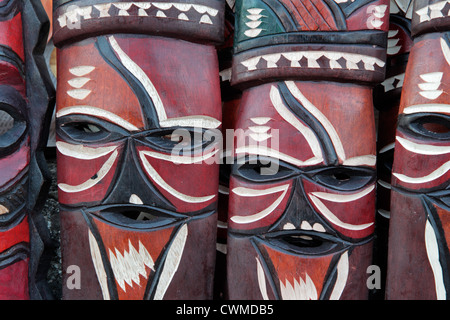 Les masques en bois fait main décor sculpté dans le bois des arbres africains Banque D'Images