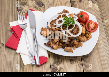 Viande Kebab frais grillé sur fond de bois Banque D'Images