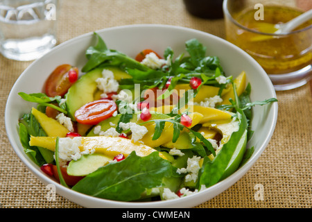 L'avocat,Mangue et grenade avec salade de roquette et Feta Banque D'Images