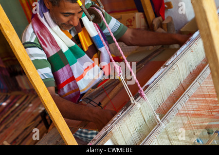 Artisan égyptien travaillant sur Loom Aswan Banque D'Images