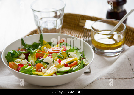 L'avocat,Mangue et grenade avec salade de roquette et Feta Banque D'Images