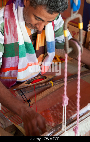 Artisan égyptien travaillant sur Loom Aswan Banque D'Images