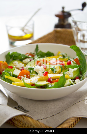 L'avocat,Mangue et grenade avec salade de roquette et Feta Banque D'Images