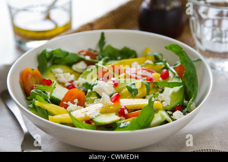 L'avocat,Mangue et grenade avec salade de roquette et Feta Banque D'Images