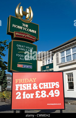 Fish & Chips vendredi marché spécial panneau à l'entrée de honeycombe, un pub Hungry Horse Hounslow, Middlesex, Angleterre Banque D'Images