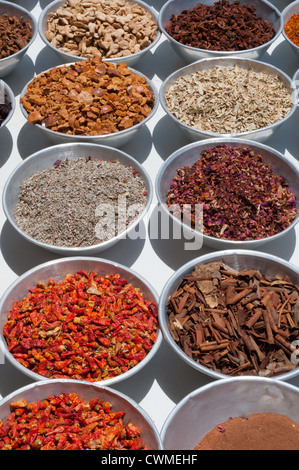 Épices en vente à Gharb Soheil Nubian Village sur la rive ouest du Nil à Assouan Egypte suivant Banque D'Images