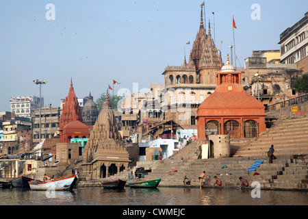 Les hommes indiens à laver un ghat le long du Gange sacré, Varanasi, Uttar Pradesh, Inde Banque D'Images