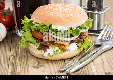 Fresh Burger Kebab sur fond de bois Banque D'Images