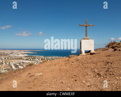 Donnant sur la Playa Blanca sur Montana Roja, Lanzarote Banque D'Images