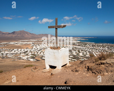 Donnant sur la Playa Blanca sur Montana Roja, Lanzarote Banque D'Images