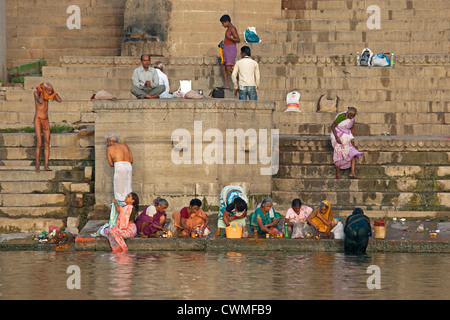 Pèlerins indiens baignade et à prier dans le Gange à un ghat à Varanasi, Uttar Pradesh, Inde Banque D'Images
