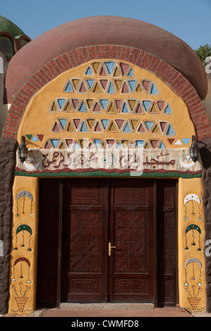 Porte d'une mosquée de Nubian ,Gharb Soheil Nubian Village sur la rive ouest du Nil à Assouan Egypte suivant Banque D'Images