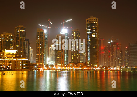 De nouveaux gratte-ciel au centre-ville de Dubaï et lac artificiel dans l'éclairage de nuit, EAU Banque D'Images