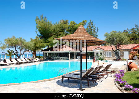 Piscine et bar à la plage, à l'hôtel de luxe, Halkidiki, Grèce Banque D'Images