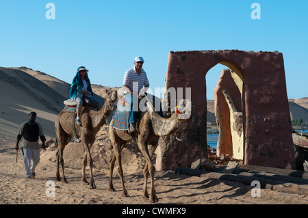 Les touristes Gharb Soheil Nubian Village sur la rive ouest du Nil à Assouan Egypte suivant Banque D'Images