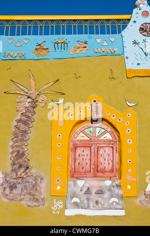 La peinture traditionnelle nubienne sur mur à Gharb Soheil Nubian Village sur la rive ouest du Nil à Assouan Egypte suivant Banque D'Images