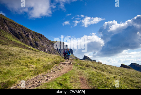 Les randonneurs près du Quiraing sur l'île de Skye en Ecosse, avec Meall na Suiramach sur la gauche Banque D'Images