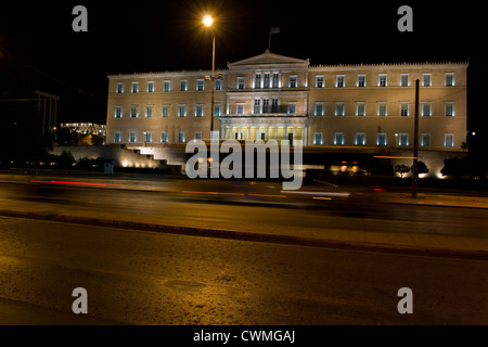 Un bus passe à l'extérieur du bâtiment du Parlement grec à la place Syntagma. Août 2012 Banque D'Images