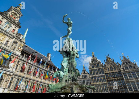 Silvius Brabo Fontaine et Hôtel de Ville, Grand-Place, Anvers, Belgique Banque D'Images