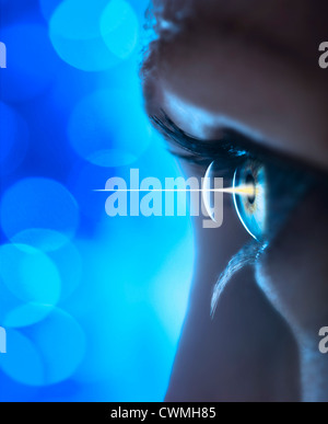 Studio shot faisceaux de lumière venant de eye Banque D'Images