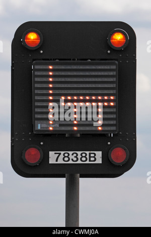 Matrice d'autoroute Informations Inscription montrant les fermetures de voies en raison d'un incident Banque D'Images