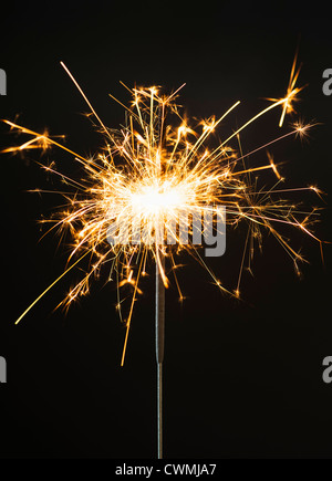 Burning sparkler sur fond noir Banque D'Images