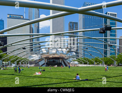 Le Pavillon Jay Pritzker et la grande pelouse au Millennium Park, Chicago, Illinois, États-Unis Banque D'Images