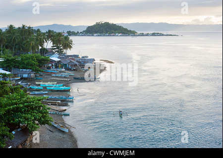 Vue aérienne sur le village de pêcheurs traditionnel aux Philippines au coucher du soleil. L'île de Leyte Banque D'Images