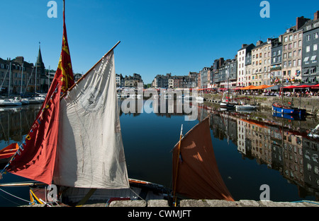 L'ancien quai de Honfleur entouré de pittoresques maisons étroites, Rhône-Alpes, France. Banque D'Images